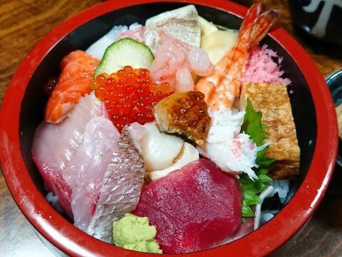 a photo of nama chirashi