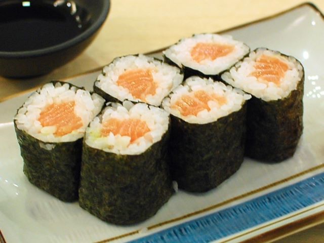 A photo of salmon roll