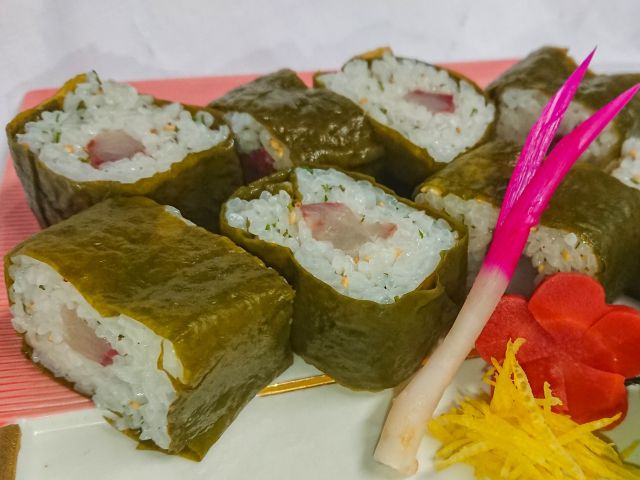 A photo of wakame seaweed maki
