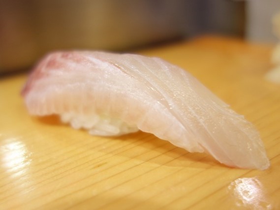 A photo of Russel's snapper (Kurohoshifuedai) nigiri