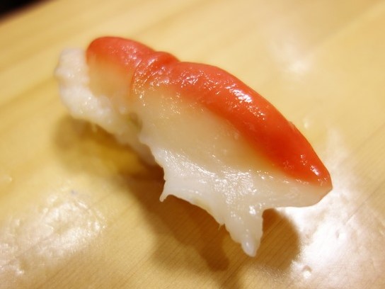 A photo of Well-carved venus (Sudaregai) nigiri