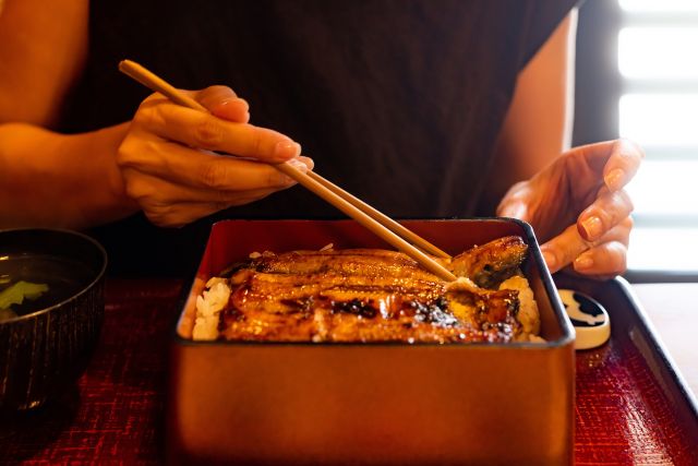 A photo of eating eel