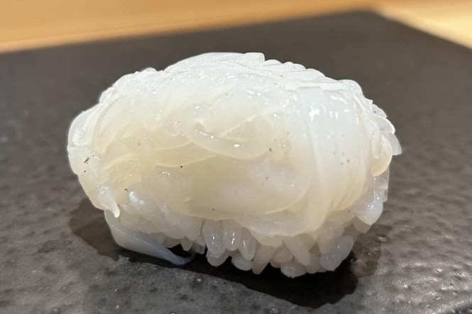 A photo of Hosozukuri (Thin slicing)