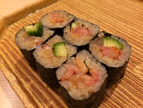Ark shell mantle and cucumber roll (Himokyu maki)