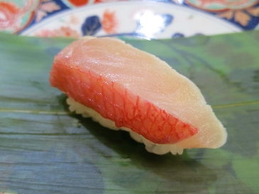 金目鲷鱼寿司的照片