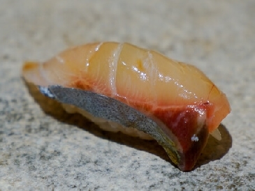 条纹鯵鱼寿司的照片