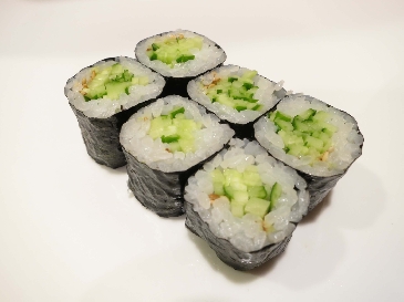 黄瓜寿司卷的照片