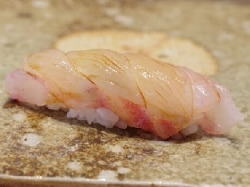 褐石斑鱼寿司的照片