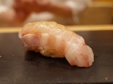 七带石斑鱼寿司的照片