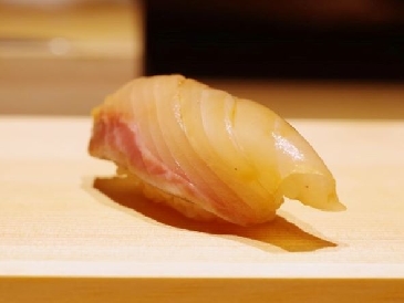 黄尾鰤寿司的照片