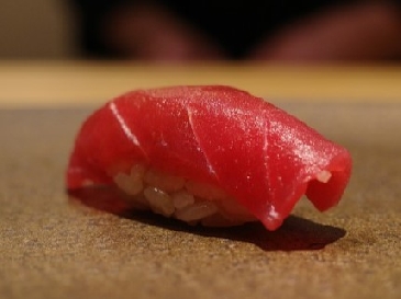 金枪鱼赤身寿司的照片
