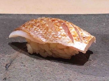 ein Foto von Kasugo-Rote meerbrasse jung Sushi