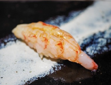 ブドウ海老の握り寿司の画像