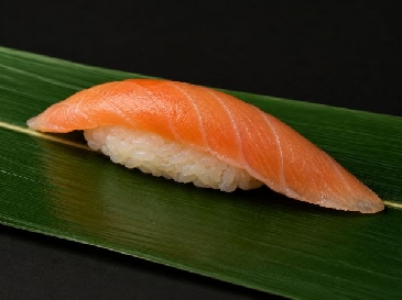 Una foto de sushi Salmón plateado