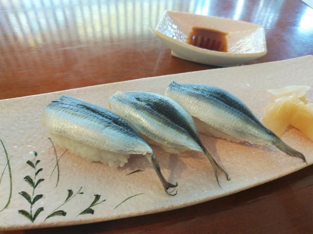 a photo of Mamakari nigiri sushi