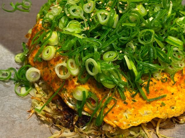 A photo of hiroshima style okonomiyaki