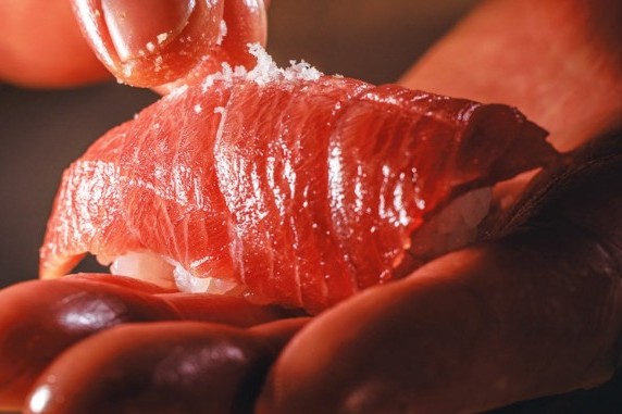 A photo of otoro with salt