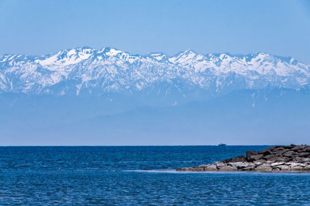 A photo of tateyama mountain range